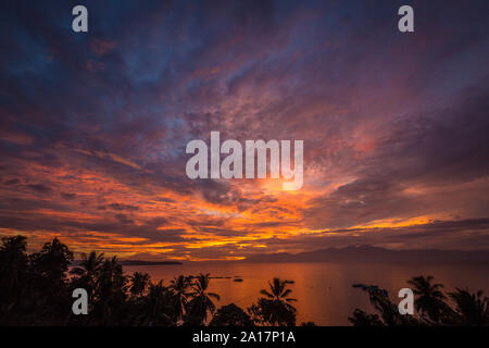 Alba molto spettacolare sull'isola di Samal vicino a Davao a Mindanao nelle Filippine Foto Stock