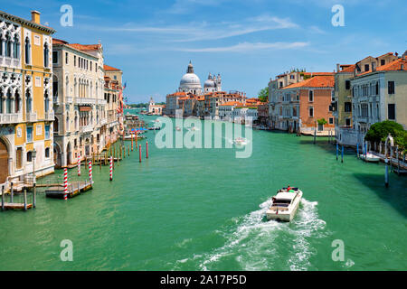 Vista di Venezia Canal Grande e la chiesa di Santa Maria della Salute, sul tramonto Foto Stock