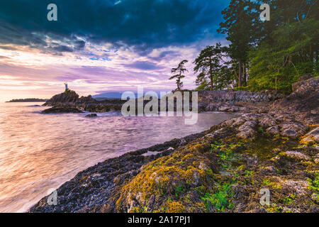 Spiaggia rocciosa e tramonti lungo il Pacifico Nord Ovest dell isola di Bowen in Howe Sound con spettacolari vedute del faro tutti appena al largo della costa di Vancouver BC Foto Stock