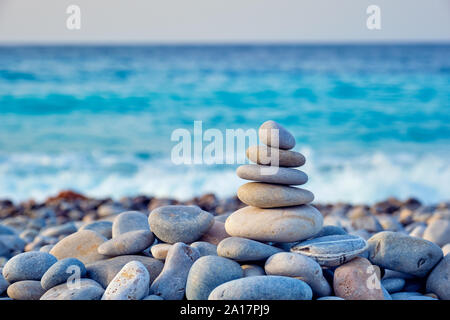 Zen pietre equilibrata pila sulla spiaggia Foto Stock
