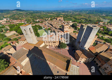 Vista dalla Torre Grossa sui tetti di San Gimignano e sulla campagna Toscana, Toscana, Italia Foto Stock