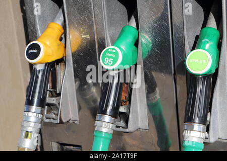 Close-up di erogatore di carburante in corrispondenza della stazione di servizio Foto Stock