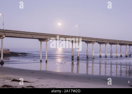 Luna sopra l'Oceano Pacifico e la Ocean Beach Pier. San Diego, CA. Foto Stock