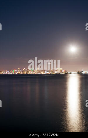 Luna crescente al di sopra del Porto di San Diego. San Diego, CA. Foto Stock