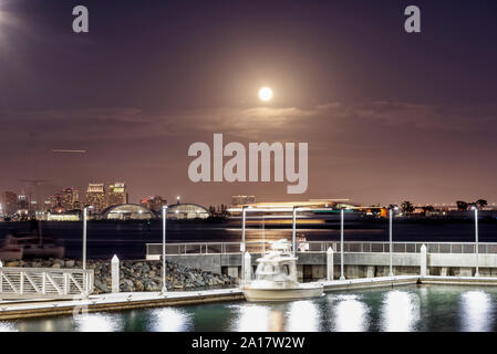 Luna crescente al di sopra del Porto di San Diego. San Diego, CA. Foto Stock