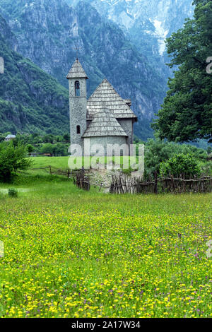 Fiori e piccola chiesa nella valle di Theth, Albania Foto Stock