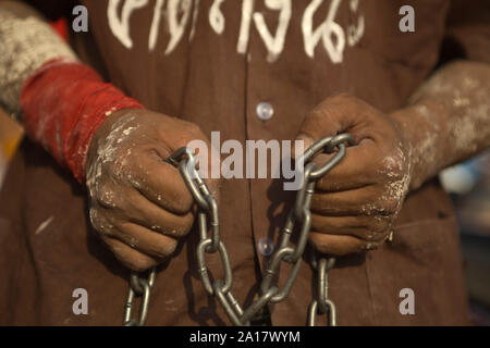 Gli stati di Camicie Rosse catene di contenimento durante la sommossa in Bangkok Foto Stock