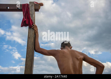 Sudati uomo riposa dopo la partita di calcio Foto Stock