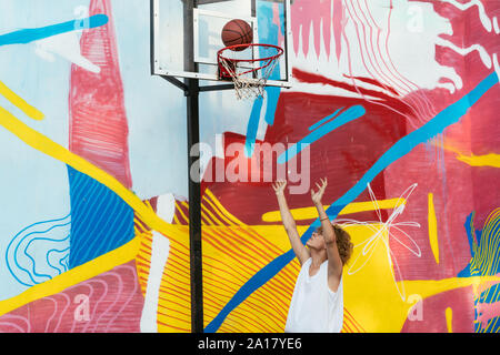 Giocatore di basket in azione volare alto e le rigature Foto Stock