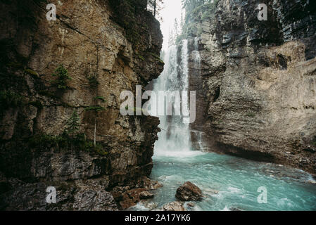 Cascata superiore del Canyon Johnston sentiero escursionistico in Alberta, Canada. Foto Stock