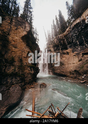 Cascata superiore del Canyon Johnston sentiero escursionistico in Alberta, Canada. Foto Stock