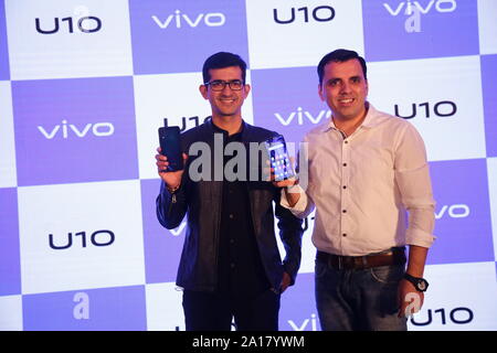 New Delhi, India. 24Sep, 2019. (L-R) Nipun Marya, Direttore Strategia di marca e di Pankaj Gandhi, Director e-commerce in vivo India svela il tutto nuovo U10 (foto di Francisco Jose Pelay/Pacific Stampa) Credito: Pacific Press Agency/Alamy Live News Foto Stock