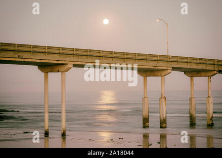 Impostazione luna oltre Oceano Beach Pier. San Diego, CA. Foto Stock