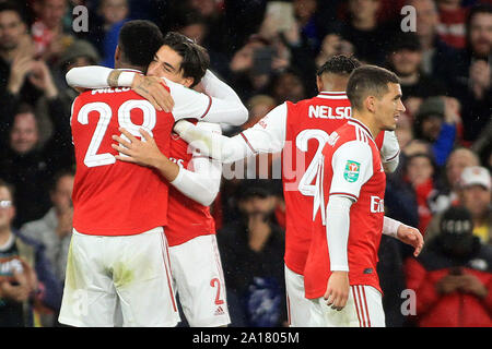 Londra, Regno Unito. 24Sep, 2019. Joe Willock di Arsenal (l) celebra con i suoi compagni di squadra dopo che segna i suoi team il terzo obiettivo. Carabao Cup, EFL Cup terzo turno corrispondono, Arsenal v Nottingham Forest all'Emirates Stadium di Londra martedi 24 settembre 2019. Questa immagine può essere utilizzata solo per scopi editoriali. Solo uso editoriale, è richiesta una licenza per uso commerciale. Nessun uso in scommesse, giochi o un singolo giocatore/club/league pubblicazioni . pic da Steffan Bowen/Andrew Orchard fotografia sportiva/Alamy Live news Credito: Andrew Orchard fotografia sportiva/Alamy Live News Foto Stock