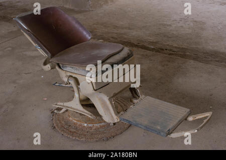 Abbandonato vintage poltrona del dentista Foto Stock