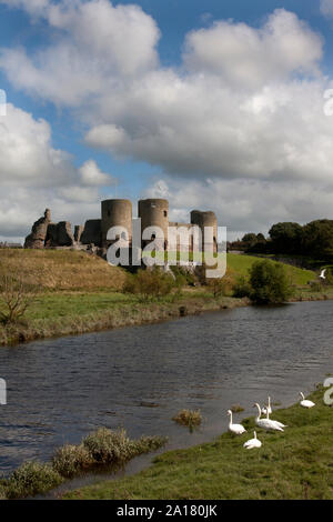 Rhuddlan Castle (Castelle Rhuddlan) sulle rive del fiume Clwyd. Il castello fu eretto da Edward 1 nel 1277 dopo la prima guerra Gallese Foto Stock