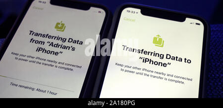 Parigi, Francia - Sep 20, 2019: il trasferimento dei dati da iPhone XS al nuovo nuovo più recenti computer Apple iPhone 11 Pro e 11 Pro Max smartphone con triple-telecamera con obiettivo tempo rimanente 1 ora Foto Stock