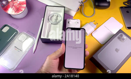 Parigi, Francia - Sep 20, 2019: potrebbe richiedere alcuni minuti per attivare il tuo iPhone meesage man mano unboxing spacchettamento nuovo più recenti computer Apple iPhone 11 Pro Foto Stock