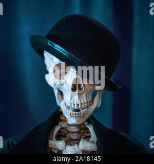 Funny scheletro umano in una giacca e cappello bowler. Invita a scheletro per Halloween. Foto Stock