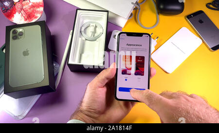 Parigi, Francia - Sep 20, 2019: Man mano unboxing spacchettamento nuovo più recenti computer Apple iPhone 11 Pro e 11 Pro smartphone Max triple-lente della fotocamera e la nuova tecnologia - iOS 13 dark light mode Foto Stock