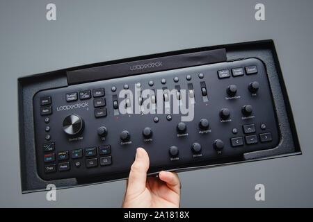 Parigi, Francia - Sep 20, 2019: Man mano che tiene contro uno sfondo grigio nuovo Loupedeck Plus photo e video console di editing Foto Stock