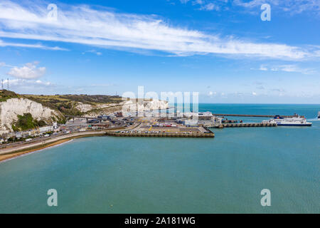 Dover, Regno Unito - Settembre 23rd, 2019 : vista aerea del porto di Dover e le Bianche Scogliere di Dover. Il Porto di Dover è la croce-po di canale Foto Stock