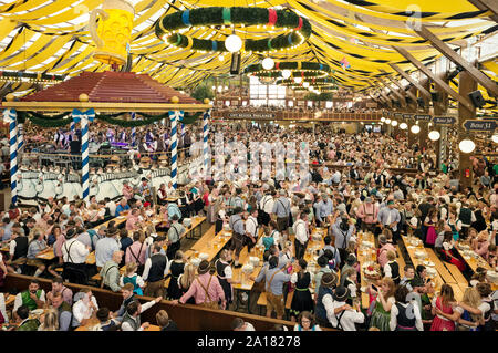 Paulaner tenda - Oktoberfest 2018 a Monaco di Baviera, Germania Foto Stock