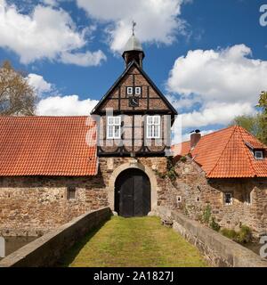 Casa di gate 1672, moated il castello Gut Stockhausen, Lubbecke, Westphalia-Lippe Est, Nord Reno-Westfalia, Germania Foto Stock