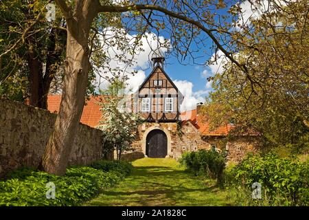 Casa di gate 1672, moated il castello Gut Stockhausen, Lubbecke, Westphalia-Lippe Est, Nord Reno-Westfalia, Germania Foto Stock