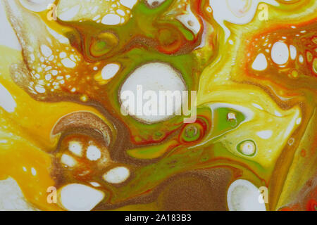 I colori autunnali swirl insieme in questa pittura astratta in giallo, arancione, rosso, verde e oro scintillanti su bianco per gli sfondi. Foto Stock