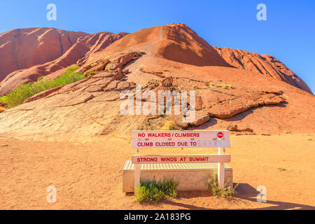 Uluru, Territorio del Nord, l'Australia - Agosto 26, 2019: percorso chiuso per il vento forte al vertice segno a Uluru Ayers Rock in Uluru-Kata Tjuta National Park Foto Stock