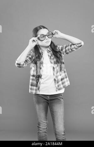 Occhiali da sole accessorio di fantasia. Migliorare la vista. Ragazza ragazzo indossare occhiali. Ottica e la vista di trattamento. Effettivo esercizio occhi lo zoom. Bambino felice con buona visione. La vista e la salute dell'occhio. Foto Stock