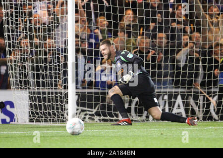 Colchester, Regno Unito. 24Sep, 2019. Dean Gerken di Colchester Regno salva il primo Tottenham Calcio presi da Christian Eriksen del Tottenham Hotspur durante la penalità shoot-out durante il Carabao Cup terzo turno match tra Colchester United e Tottenham Hotspur a Weston Homes Comunità Stadium il 24 settembre 2019 a Colchester, Inghilterra. (Foto di Mick Kearns/phcimages.com) Credit: Immagini di PHC/Alamy Live News Foto Stock