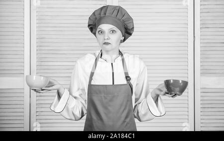 Come molte porzioni desiderate mangiare. Donna cuocere tenere bocce. Calcolare la quantità di calorie si consumano. Calcolare la normale porzione di cibo. Calcola il tuo cibo porzioni dimensioni. La dieta e dieta concetto. Foto Stock