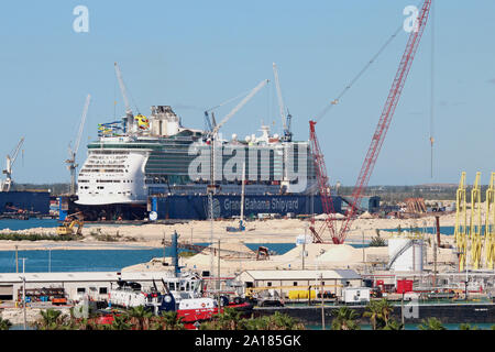 Il bacino di carenaggio facility di Grand Bahama Shipyard può ospitare alcune delle più grandi navi da crociera, come la Royal Caribbean la linea della nave qui. Foto Stock