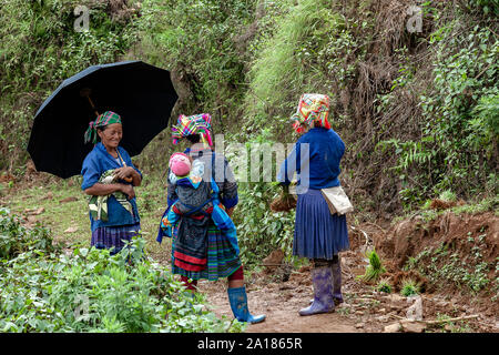 Nero donne Hmong incontro su un sentiero di montagna, nel Mu Cang area Chai, Yen Bai provincia, nella parte nord-occidentale del Vietnam. Foto Stock