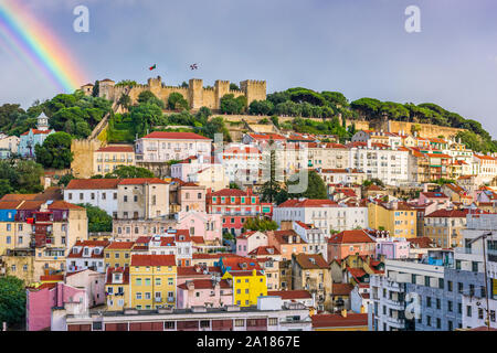 Lisbona, Portogallo skyline della città verso il castello Sao Jorge nelle ore diurne. Foto Stock