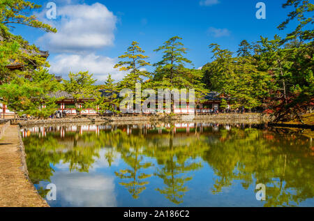 Vista di Kagami Ike (specchio stagno) di fronte al famoso Tempio di Todai-ji di Nara Park Foto Stock