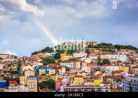 Lisbona, Portogallo skyline della città verso il castello Sao Jorge nelle ore diurne. Foto Stock