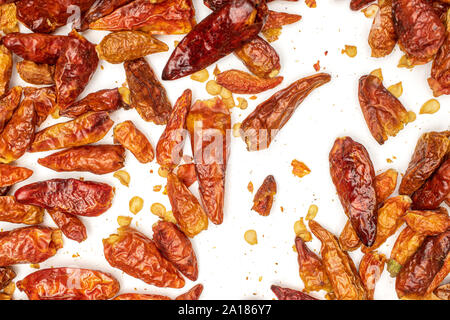 Molto secco intero peperoncino rosso peperoncino flatlay macro isolati su sfondo bianco Foto Stock