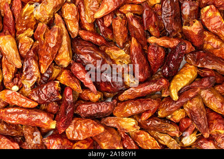 Molto secco intero peperoncino rosso peperoncino flatlay macro isolato Foto Stock