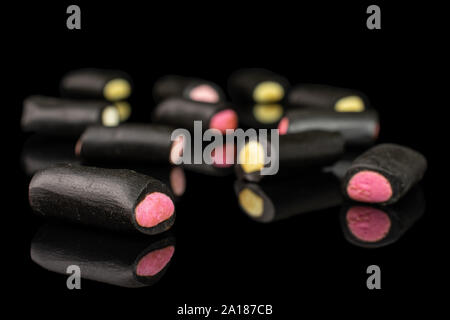 Sacco di tutto il dolce di liquirizia nera candy isolato sul vetro nero Foto Stock