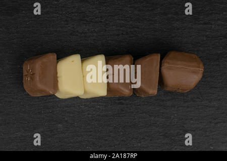 Sacco di fresco intero pezzo di cioccolato flatlay sulla pietra grigia Foto Stock