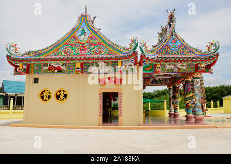 Un nuovo colorato stile cinese tempio costruito con intricati artigianale, nella campagna del sud est della Thailandia Foto Stock