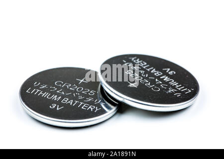 Primo piano della pila a bottone al litio isolato su bianco Foto Stock