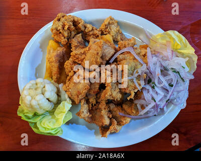 Chicharon de Pescado, pesce fritto piatto peruviano Foto Stock