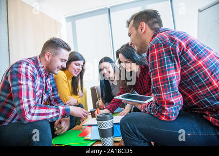 Diversi gruppi di giovani che lavorano insieme concetto Foto Stock