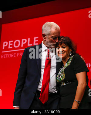 Brighton. 24Sep, 2019. Il British Labour Party Leader Jeremy Corbyn baci moglie Laura Alvarez dopo il suo discorso durante il Partito Laburista Conferenza annuale 2019 a Brighton, in Gran Bretagna il 7 settembre 24, 2019. Credito: Han Yan/Xinhua/Alamy Live News Foto Stock