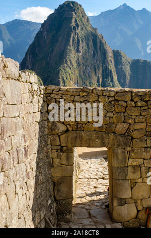 Alba a Machu Picchu, Valle Sacra degli Incas, Perù. Porta principale, portale della città perduta, Huayna Picchu, rovine di Machu Pichu, mattina presto. Foto Stock