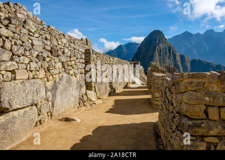 Antiche rovine della città, alba a Machu Picchu, Valle Sacra degli Inca, Perù. Vista della città perduta, Huayna Picchu, Machu Pichu, mattina presto. Foto Stock